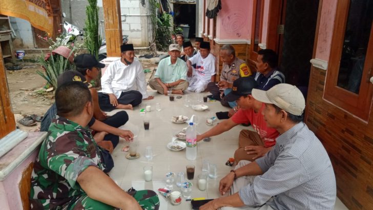Upaya menjalin Sinergitas TNI-Polri dengan masyarakat, Polsek Kresek lakukan kegiatan Sambang dan Penggalangan.