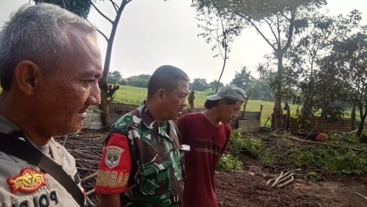 Pak Bhabin dan Babinsa kunjungi warga di Desa dalam rangka menjalin Sinergitas TNI-Polri dengan warga di Desa