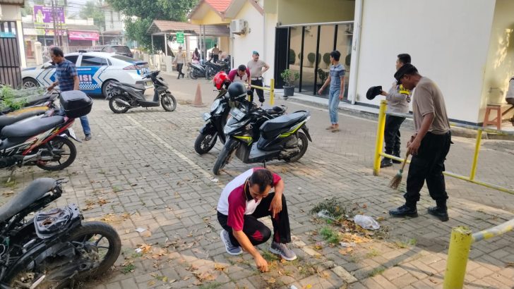 Personil Polsek Rajeg melaksanakan kerja bakti bersihkan lingkungan untuk tingkatkan pelayanan kpd masyarakat
