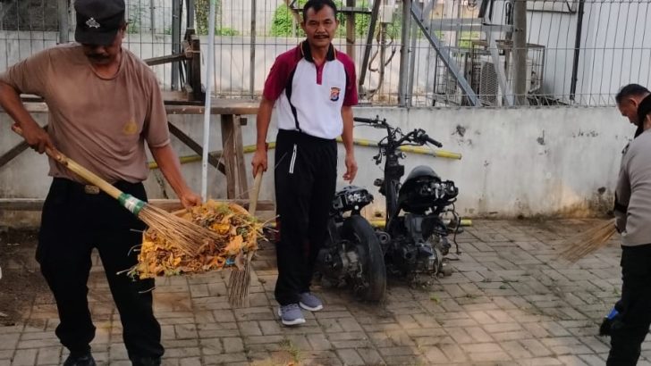 Personil polsek Rajeg melaksakan giat Kerja Bakti dilingkungan Mako Polsek Rajeg