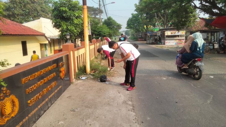 Jum’at Bersih, Personil Polsek Panongan Polresta Tangerang Kerja Bakti