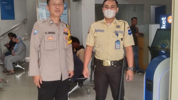Bhabinkamtibmas Polsek Pasar Kemis Patroli Bank BCA Pasar Kemis Antisipasi Gangguan Kamtibmas