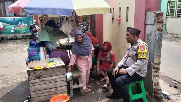 Aipda Ahmad Adinata selaku Binamas Desa Rancabango melaksanakan kegiatan rutin sambang