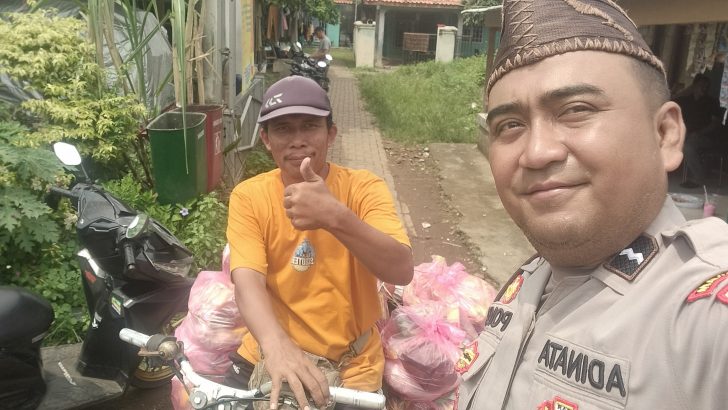 Bhabinkamtibmas Desa Rancabango Aipda Ahmad Adinata menyambangi warga