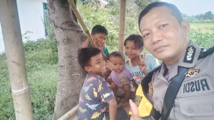 Binamas jambu karya Aipda Rusdi giat ngobrol bareng bersama anak anak kampung untuk menjadikan kedekatan keakraban seorang anggota babinkamtibmmas