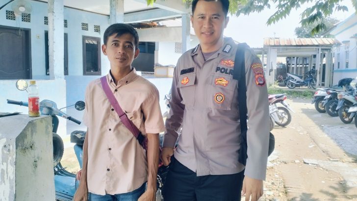 Polisi RW Polsek Kresek tak henti-hentinya kunjungi warga di Desa guna pendekatan diri kepada warga di Binaannya di Desa.