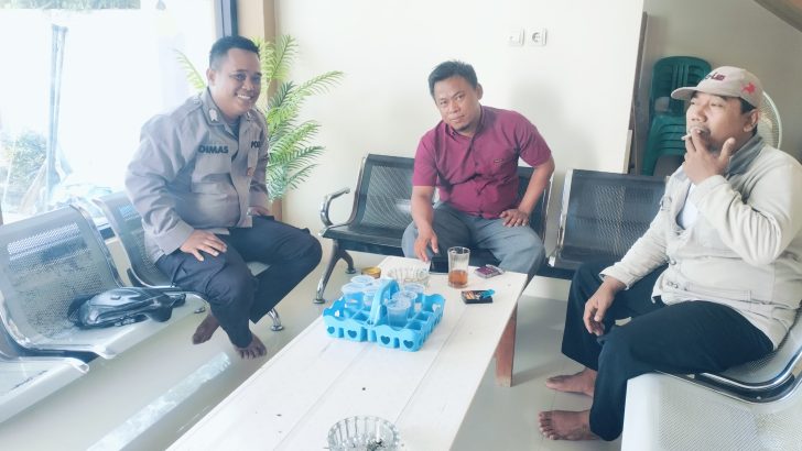 Anggota Polsek Kresek lalukan Patroli Sambang di Desa, sebagai bentuk upaya pendekatan diri dengan masyarakat.