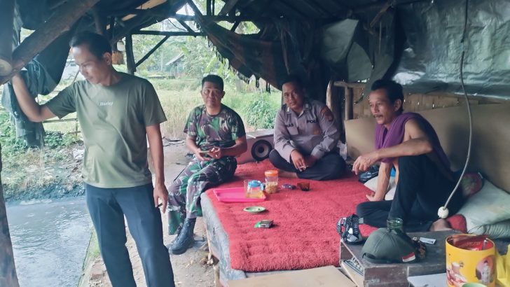 Pak Bhabin dan Babinsa kunjungi warga di Desa dalam rangka menjalin Sinergitas TNI-Polri dengan warga di Desa