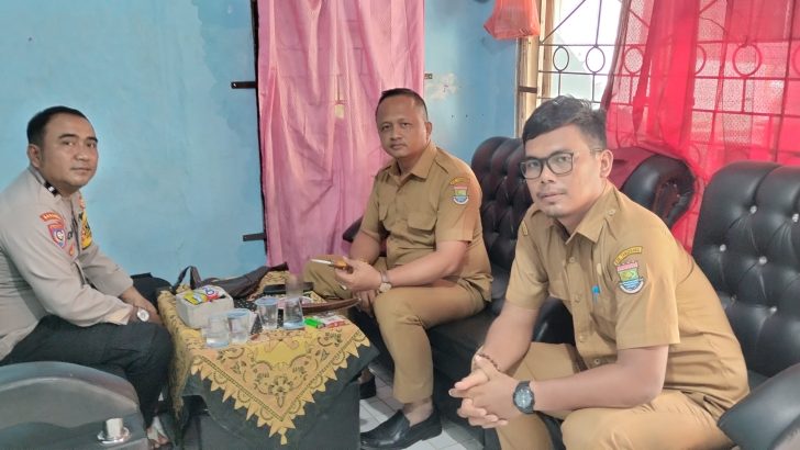 Aipda Ahmad Adinata selaku Binamas Desa Rancabango melaksanakan Kordinasi dengan Sekretaris Desa dan Kasi Pemerintahan Desa Rancabango
