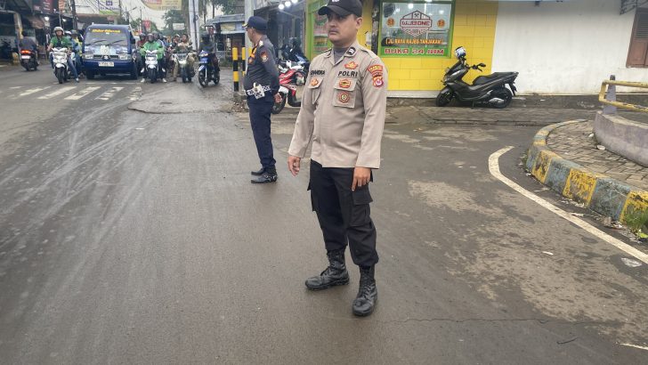 Anggota Polsek Rajeg Melaksanakan Gatur Lalin Di Lampu Merah Kukun