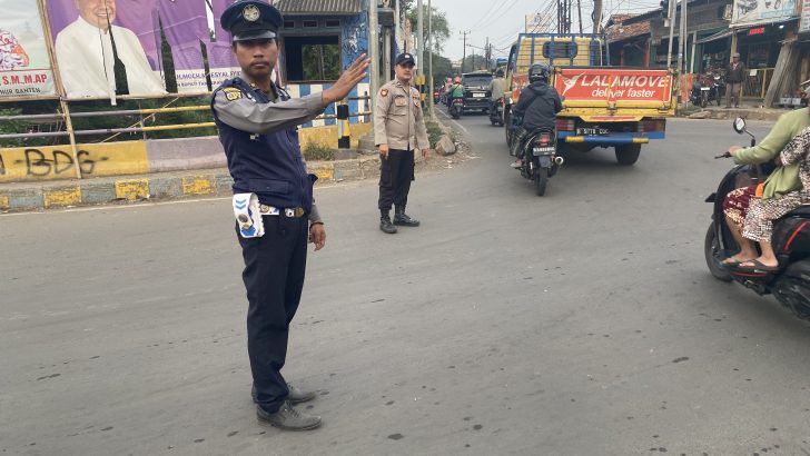 Anggota polsek Rajeg Melaksanakan gatur Lalin di Lampu Merah Kukun Kec Rajeg