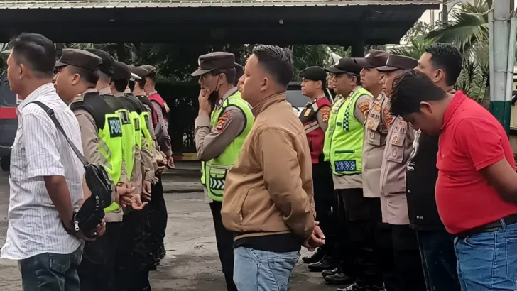 Jajaran Polresta Tangerang menggelar apel pengamanan May Day atau hari buruh internasional yang jatuh pada 1 Mei 2024.Kasat Polairud Pimpin Apel di Mako Polsek Balaraja.