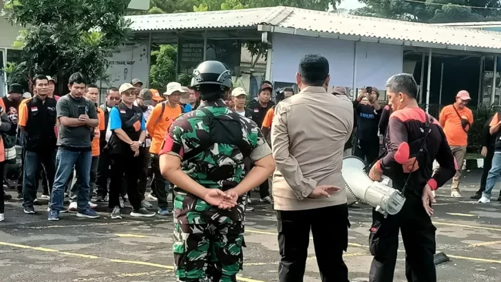 Kapolsek Balaraja berikan Woro woro/Himbauan sebelum Keberangkatan Massa aksi May Day Tahun 2024 dari Wilayah Hukum Polsek Balaraja Ke Jakarta