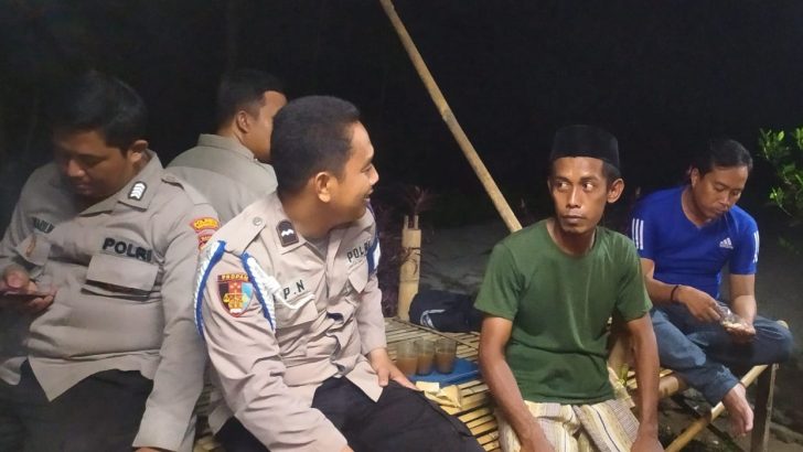 Anggota Polsek Kresek lalukan Patroli Sambang di Desa, sebagai bentuk upaya pendekatan diri dengan masyarakat.