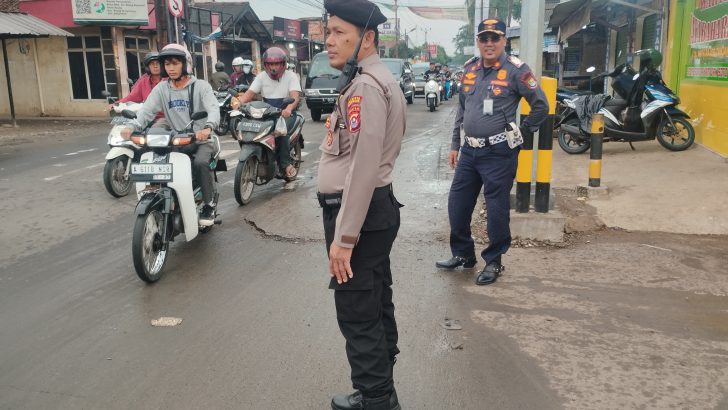 Pelayanan kpd pengguna jalan, Kanit Samapta bersama anggota, giat gatur lalin di TL Kukun.