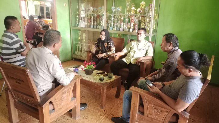 Sambang Sekolah, Bhabinkamtibmas Ajak Security Tingkatkan Keamanan02/05/2024 10.12.00