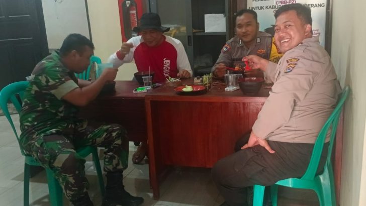 Pak Bhabin dan Babinsa kunjungi warga di Desa dalam rangka menjalin Sinergitas TNI-Polri dengan warga di Desa
