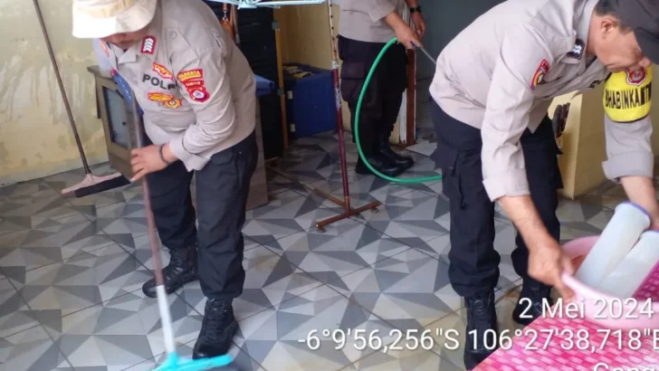 Personil Polsek Balaraja Polresta Tangerang Kerja Bakti Bersih Bersih Pasca Banjir di Perum Grand Harmoni 2 Balaraja