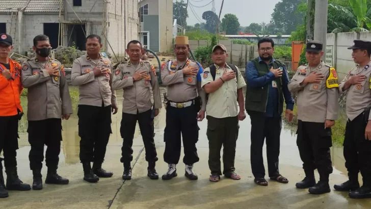 Kapolsek Balaraja Pimpin Kerja Bakti Bersih Bersih Pasca Banjir di Perum Grand Harmoni 2 Balaraja