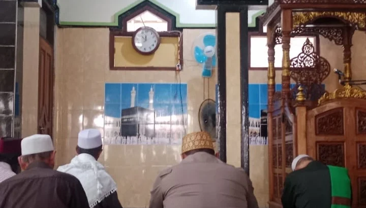 Kapolsek Balaraja Pimpin Personilnya laksanakan Ibadah Jumat Keliling dan Rukun Ulama-Umaro di Masjid Jami Al-Ikhlas Desa Desa Tobat Balaraja .