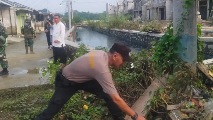 Sinergitas TNI POLRI dan Muspika Kecamatan Sukamulya Kerja Bakti Bersih Bersih Pasca Banjir di Perum Grand Harmoni 2 Balaraja