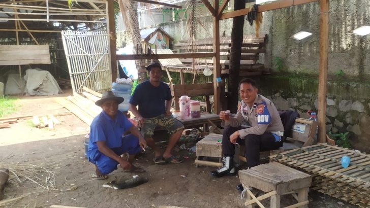 Kesigapan Polisi RW Polsek Kresek dalam segala permasalahan diwilayah, Anggota Polsek Kresek kunjungi warga di Desa.