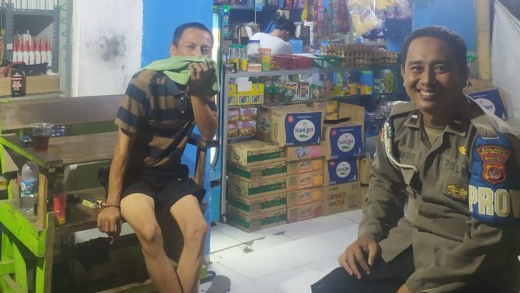 Upaya pendekatkan diri kepada masyarakat, Polsek Kresek kunjungi warga di Desa dalam rangka Program Polisi RW.