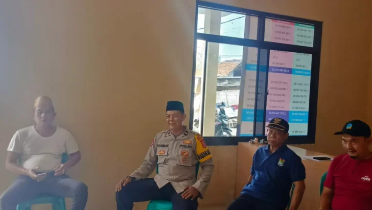 Aipda Rahmat Bhabinkamtibmas Desa Kubang Polsek Balaraja Polresta Tangerang Sambangi Kantor Desa