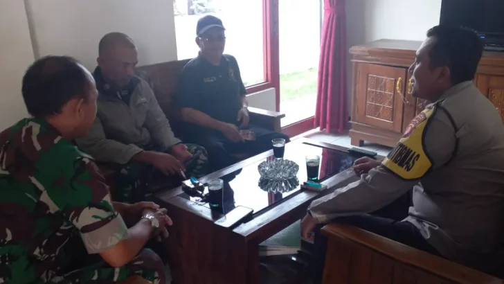 Sinergitas TNI-POLRI bersama-sama untuk memelihara keamanan dan ketertiban Sambangi Kantor Desa Gembong