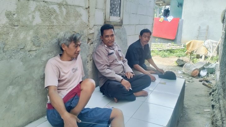 Anggota Polsek Kresek lalukan Patroli Sambang di Desa, sebagai bentuk upaya pendekatan diri dengan masyarakat.