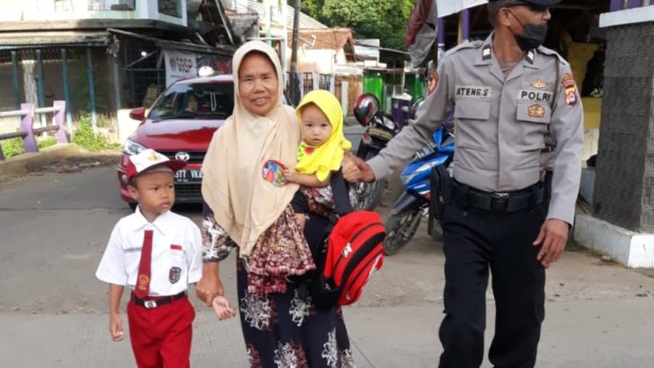 Demi kelancaran aktivitas masyarakat, Polsek Kresek Polres Kota Tangerang lakukan giat Gatur Lalin di pagi hari. 