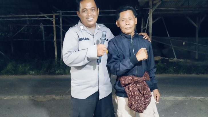 Polisi RW Polsek Kresek tak henti-hentinya kunjungi warga di Desa guna pendekatan diri kepada warga di Binaannya di Desa.