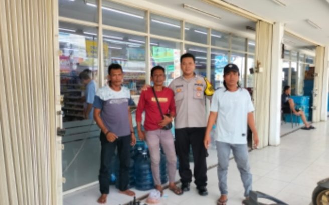 Bersama tokoh pemuda setempat binamas desa Mekarsari Bripka Trian ciptakan lingkungan yang aman dan tentram