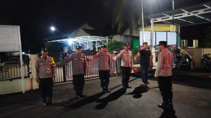 Melanjutkan tugas rutin, Pawas Polsek Kresek pimpin Apel Malam di halaman Mapolsek Kresek.