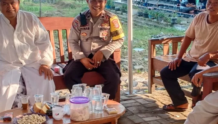Bhabinkamtibmas Desa Sukamulya Sambangi Tokoh Masyarakat.