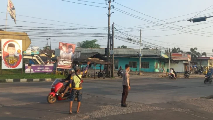Bhabinkamtibmas Desa Cangkudu Protap Sore di Pertigaan Sentul Balaraja wujud nyata Pelayanan Masyarakat
