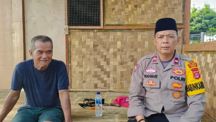 Aipda Rahmat Bhabinkamtibmas Desa Kubang Polsek Balaraja Polresta Tangerang Sambangi Sesepuh Tokoh Masyarakat