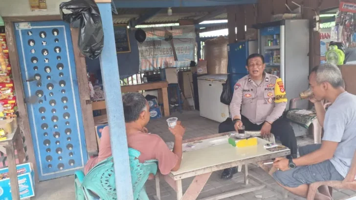 Sambang Ke Warung Bhabinkamtibmas Rutin Dilakukan Aiptu Iwan Budiman