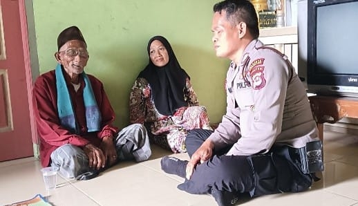 Anggota Polsek Kresek kunjungi Tokoh Agama di Desa dalam rangka giat rukun Ulama Umaro