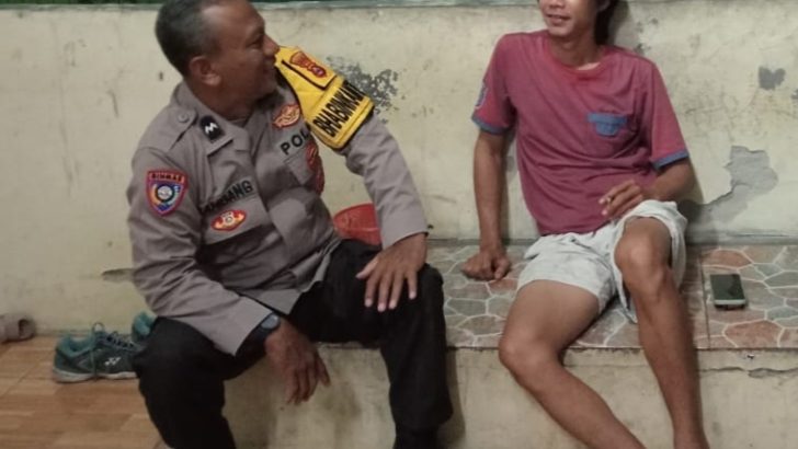 Upaya pendekatkan diri kepada masyarakat, Polsek Kresek kunjungi warga di Desa dalam rangka Program Polisi RW.