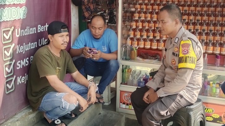 Sambangi Tukang Parkir, Bhabinkamtibmas Berikan Himbauan KamtibmasSenin 26/05/2024