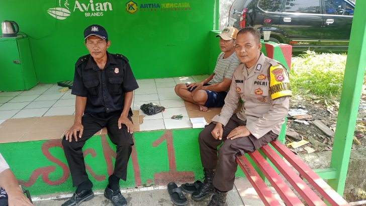 Sambangi keamanan Perumahan, Bhabinkamtibmas Sampaikan Pesan HarkamtibmasPOLRESTA TANGERANG27/05/2024 Senin