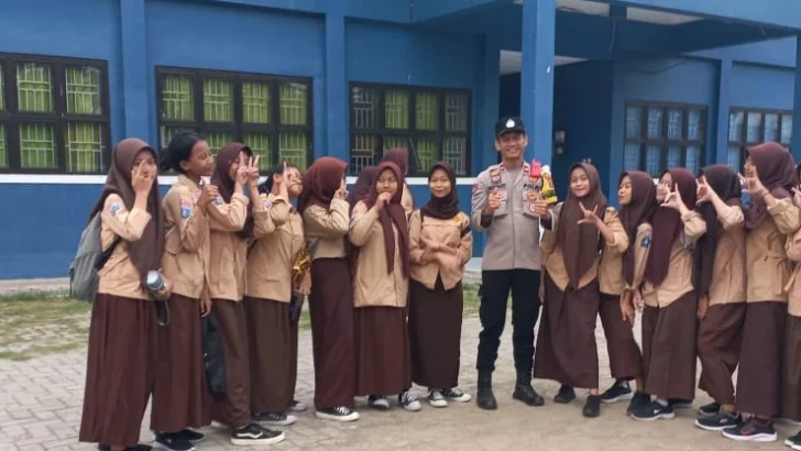 *Bhabinkamtibmas Desa Cangkudu Balaraja *Police goes to school* Pembinaan edukasi dan sosialisasi Kepada Siswa- Siswi SMPN 4 Balaraja*
