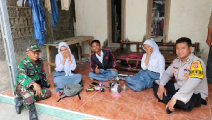 Binamas dan Babinsa Ds Mekarsari memberikan himbauan Kamtibmas kpd pelajar untuk tidak tawuran dan jauhi Narkoba