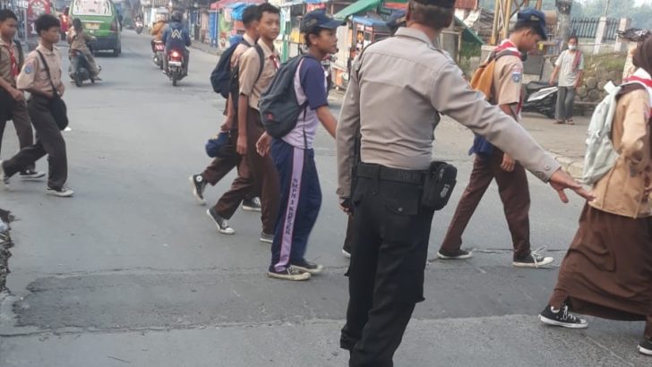 Demi kelancaran aktivitas masyarakat, Polsek Kresek Polres Kota Tangerang lakukan giat Gatur Lalin di pagi hari. 