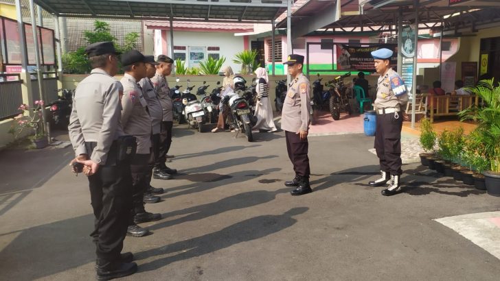 Mengawali tugas rutin, Kanit Binmas Polsek Kresek pimpin Apel Pagi di halaman Mapolsek Kresek.