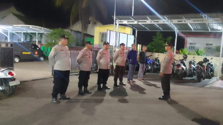 Melanjutkan tugas rutin, Pawas Polsek Kresek pimpin Apel Malam di halaman Mapolsek Kresek.