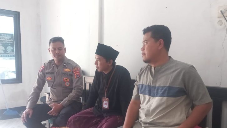 Tekan gangguan kamtibmas Personil Polsek Cisoka Melaksanakan Kegiatan Polisi RW
