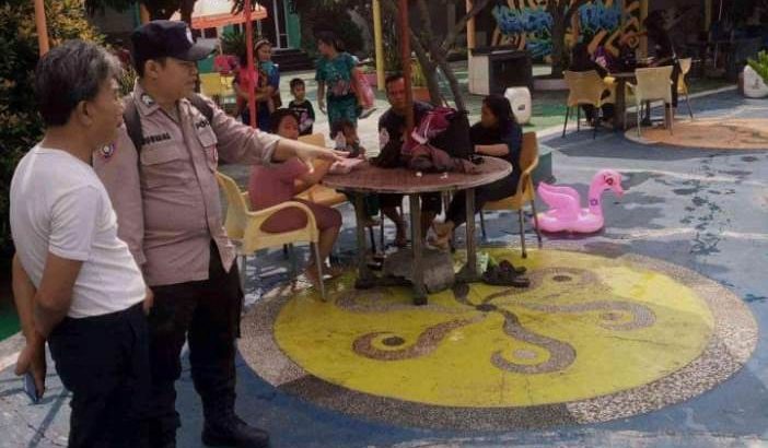 Patroli Sambang di Area Wisata Kolam Renang, Personil Satbinmas Berikan Himbauan Kepada Pengunjung dan Pengelola