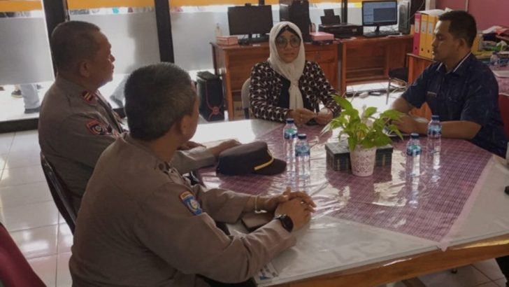 Personil Satbinmas Polresta Tangerang melaksanakan sambang kepada warga masyarakat